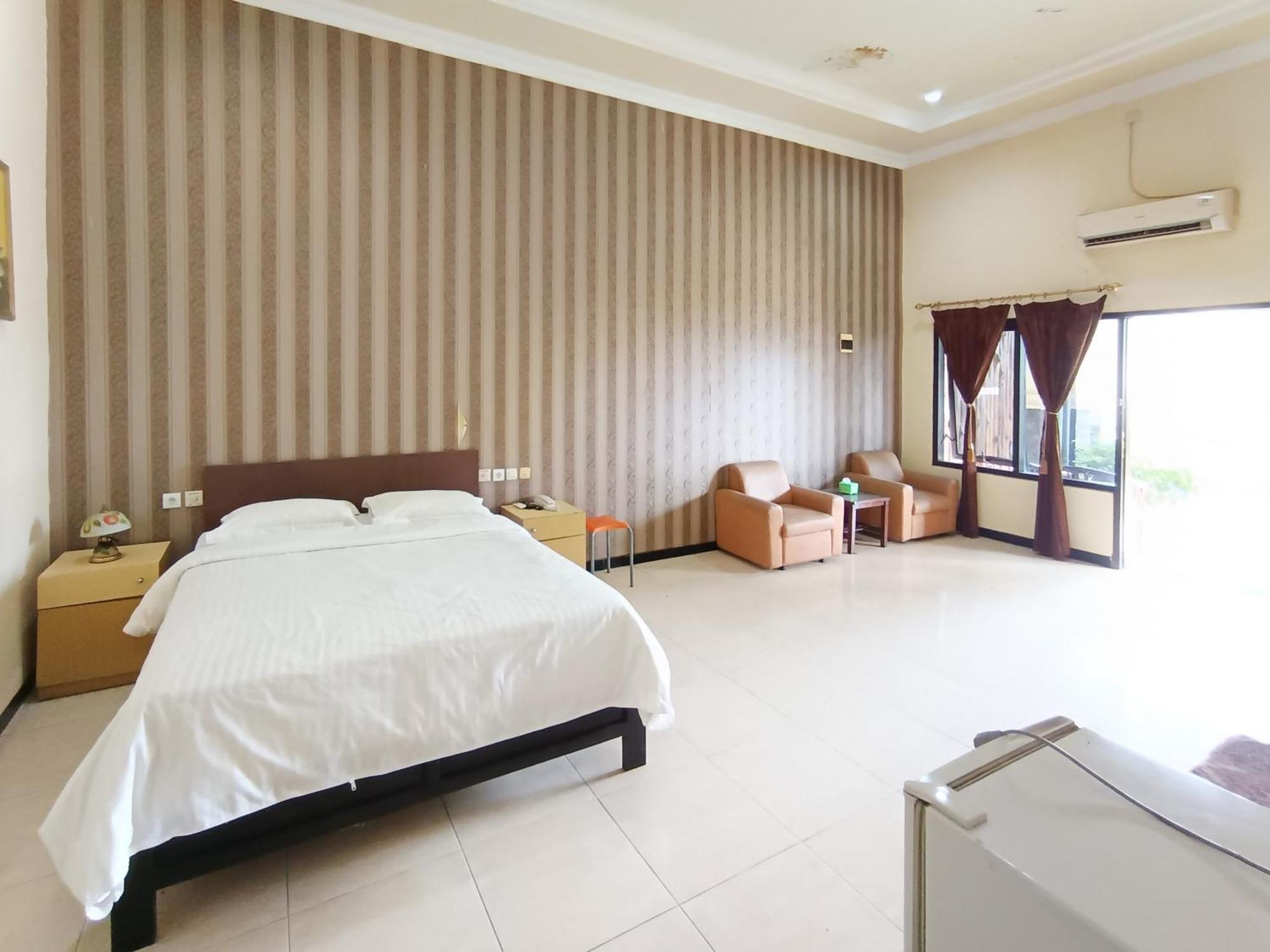 Hotel Gita Puri Redpartner Blitar Esterno foto