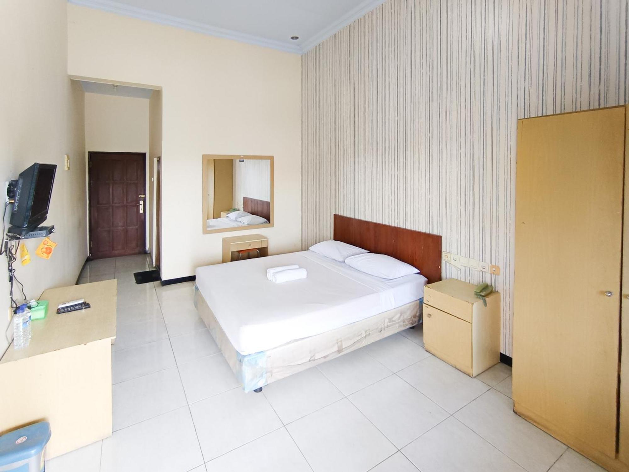 Hotel Gita Puri Redpartner Blitar Esterno foto