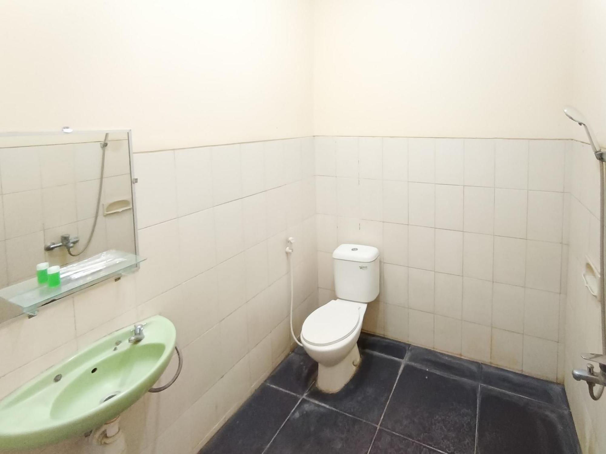 Hotel Gita Puri Redpartner Blitar Esterno foto