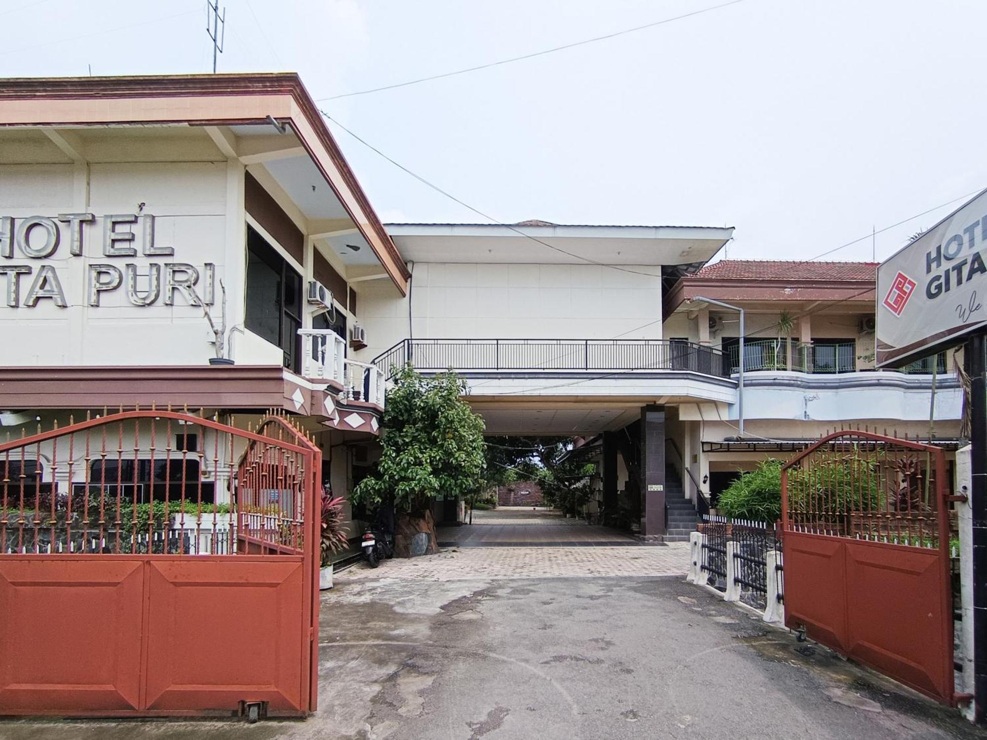 Hotel Gita Puri Redpartner Blitar Esterno foto