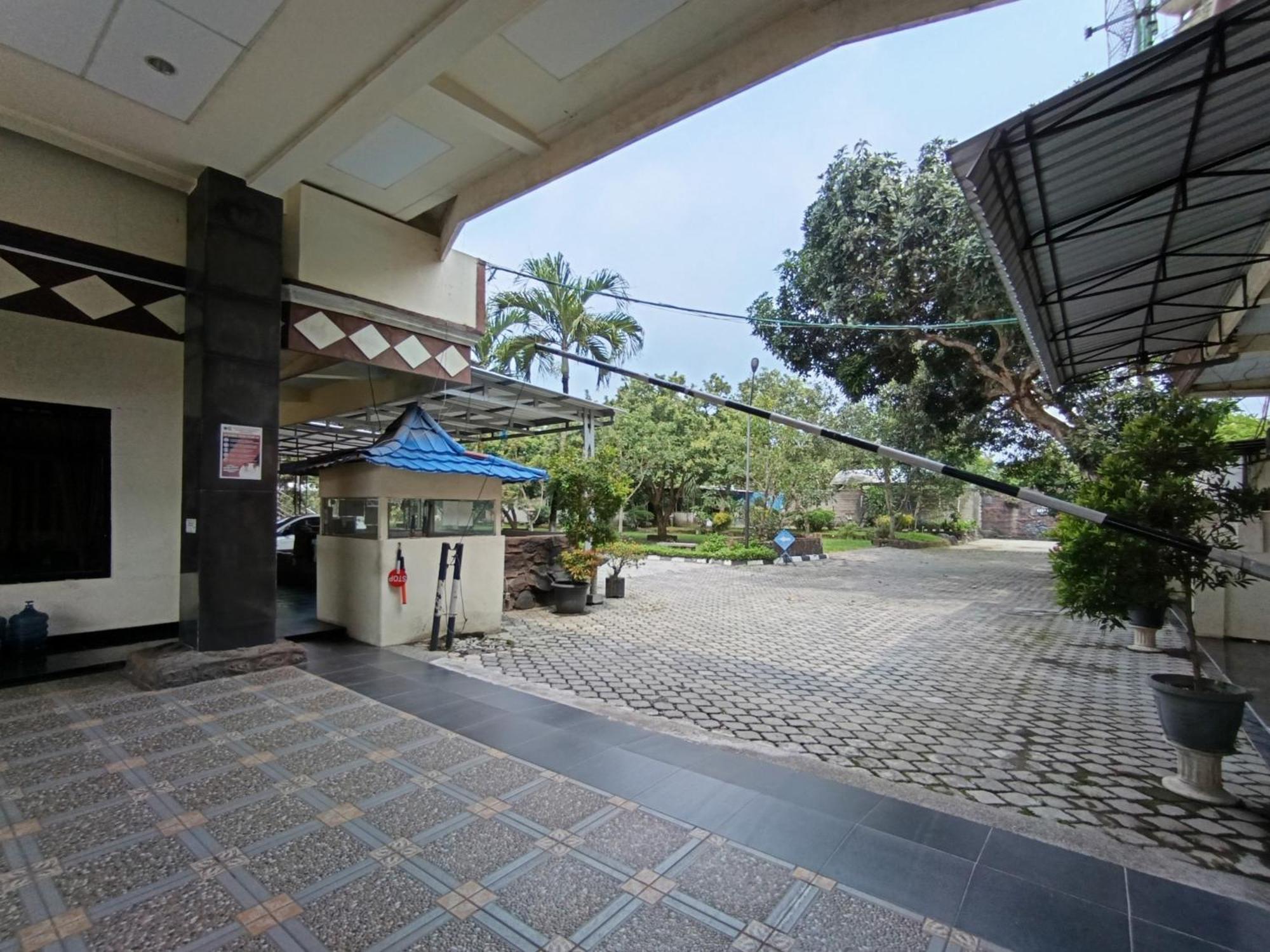Hotel Gita Puri Redpartner Blitar Esterno foto